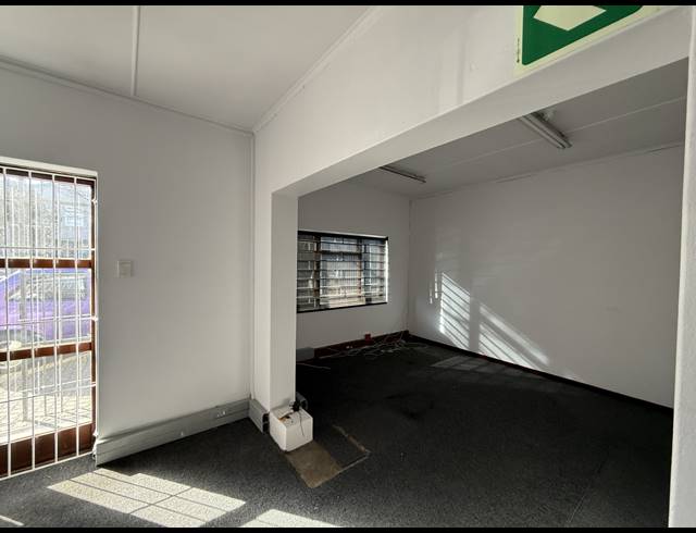 2,330M² WAREHOUSE TO LET IN RETREAT